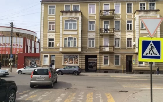 Жители дома на Московской, исправно оплачивающие ЖКХ, должны сами ремонтировать подъезд
