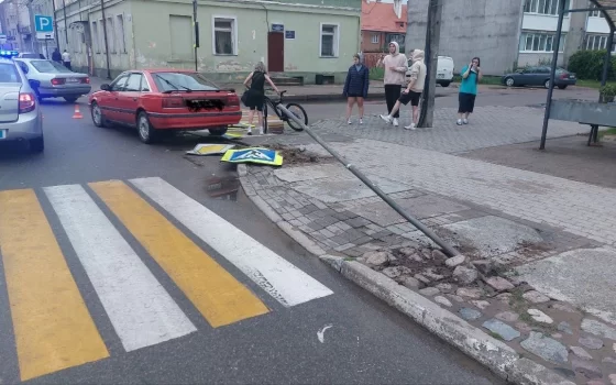 На Московской автомобиль «Мазда» сбил дорожный знак, пострадал пешеход