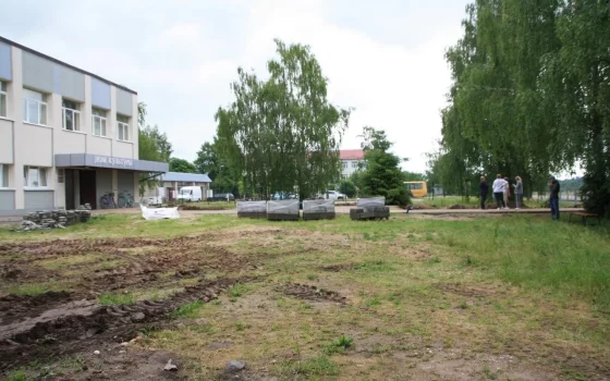 Власти уверяют, что детская площадка в Калининском доделана и разрешена к использованию