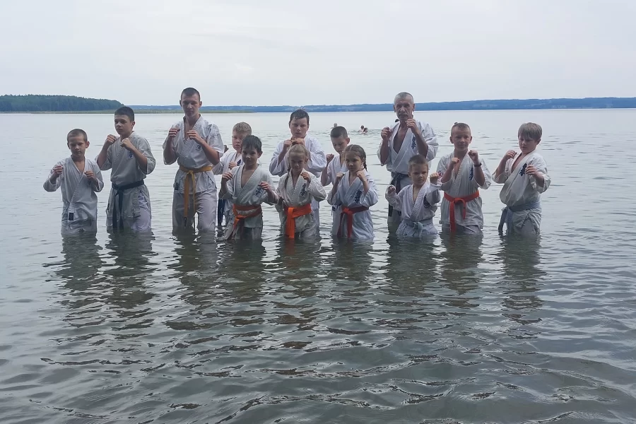 Гусевские каратисты провели тренировку на самом большом озере в Калининградской области