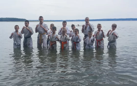 Гусевские каратисты провели тренировку на самом большом озере в Калининградской области