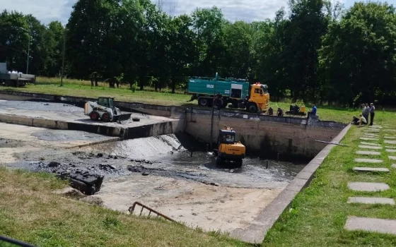Уличный бассейн в парковой зоне ФОКа осушили и чистят