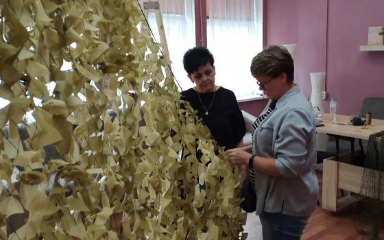 В Центральной библиотеке Гусевские рукодельницы плетут маскировочные сети для СВО