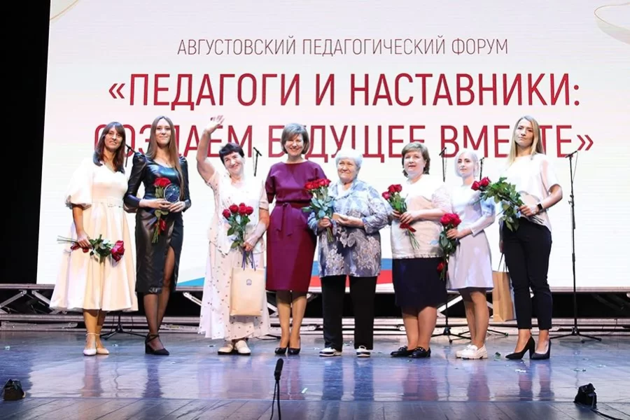 Педагоги из Гусева награждены медалями, памятными сувенирами и денежными сертификатами