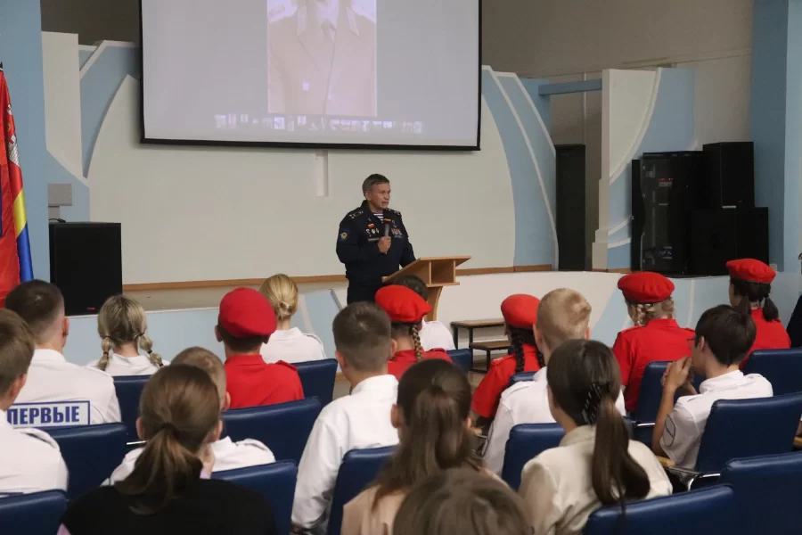 Герой России Вячеслав Бочаров провел урок мужества для школьников в Гусеве