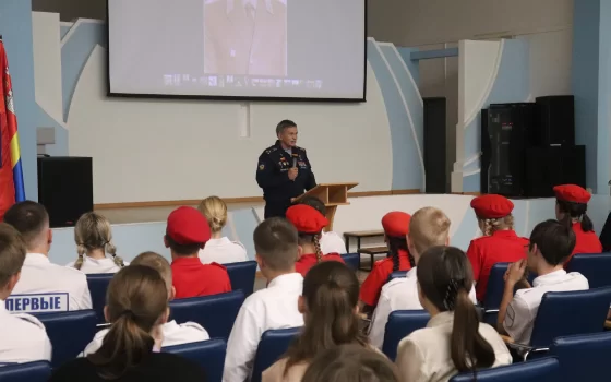Герой России Вячеслав Бочаров провел урок мужества для школьников в Гусеве