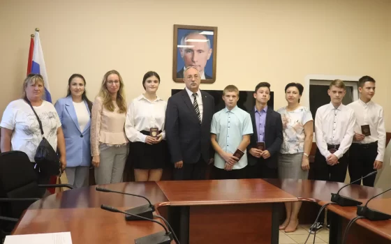 В рамках акции «Мы — граждане России!» юные жители Гусевского городского получили паспорта