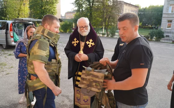 Епископ Черняховский  освятил бронежилеты, купленные на деньги чиновников