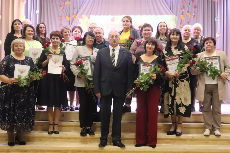 В Дубровском ДК учителей поздравили с профессиональным праздником