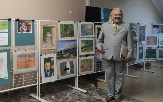 В холле Гусевской ДШИ открылась выставка картин Марата Денисовича Галимова