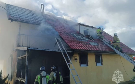 В Ломово произошёл пожар в частном доме, пострадали два человека