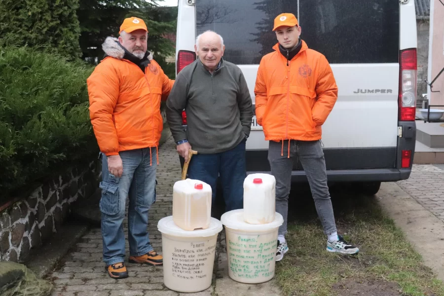 Пасечник из Липово передал бойцам на СВО более 100 килограммов меда