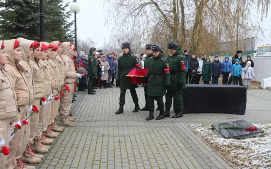В Гусеве прошла торжественно-траурная церемония перезахоронения останков советского воина