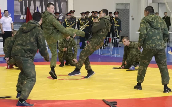 Чемпионат по армейскому рукопашному бою открылся в Гусеве