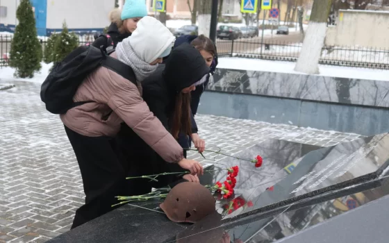 В Гусевском городском округе прошла единая церемония возложения цветов на мемориалах и захоронениях