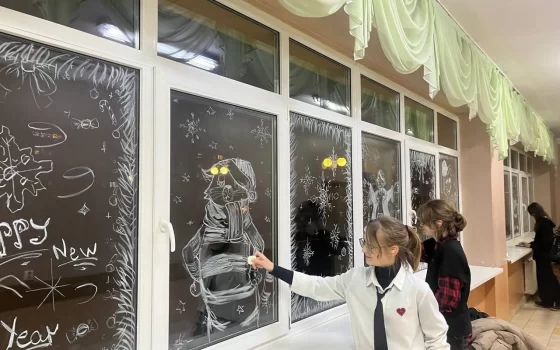 Юные художники рисуют настроение в Гусевской поликлинике