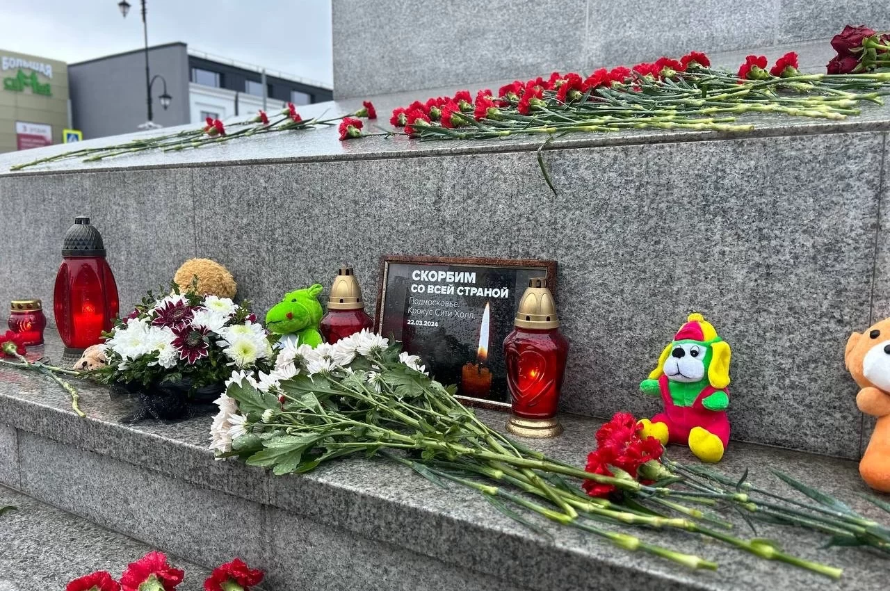 В центре Гусева появился стихийный мемориал в память о погибших в «Крокус Сити Холле»