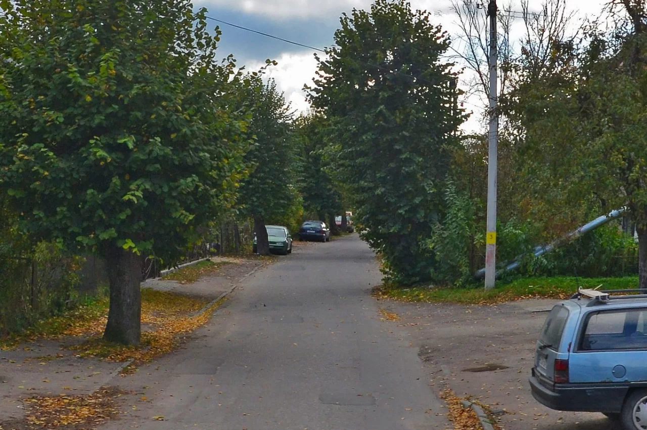 Местные власти ищут подрядчика для ремонта тротуара на Первомайской