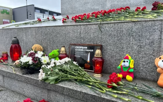 В центре Гусева появился стихийный мемориал в память о погибших в «Крокус Сити Холле»