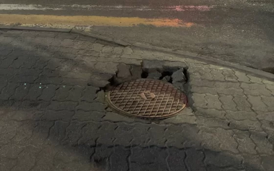 В Гусеве чиновники попросили «Ростелеком» устранить яму на улице Победы