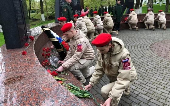 В память о жертвах Чернобыльской катастрофы к мемориалу на Аллее Славы возложили цветы