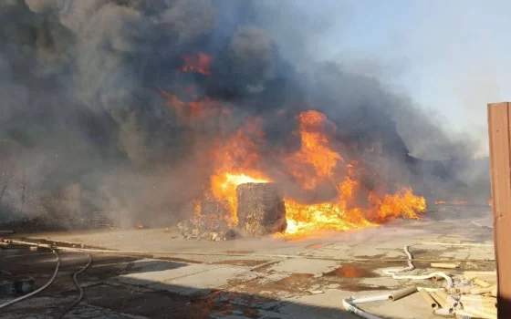 В Гусеве произошёл пожар на складе спрессованного картона