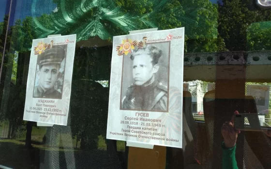 Гусевцы украшают окна своих домов портретами участников Великой Отечественной войны
