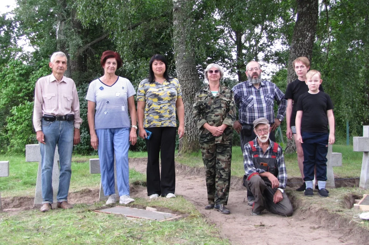 Гусевские волонтёры установили фундаменты для гранитных плит на захоронении у Лощинки