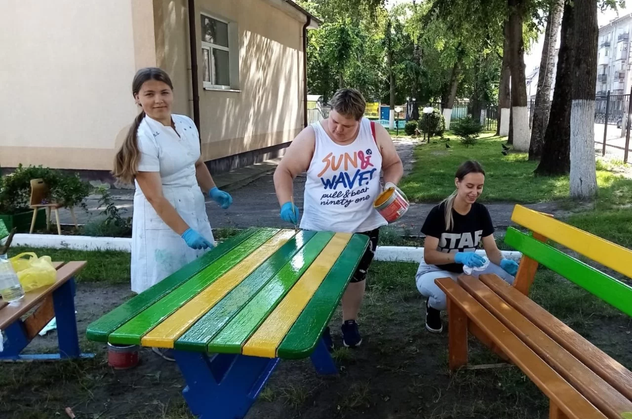 Родители детей детского сада в Гусеве организовали покраску игрового оборудования на участке