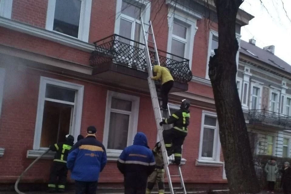 В Гусеве на Ульяновых пожарные МЧС спасли девушку