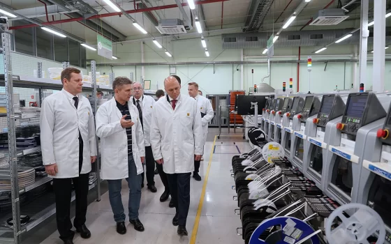 Один смартфон в минуту: на предприятии «Технополиса GS» в несколько раз ускорил сборку электротехники