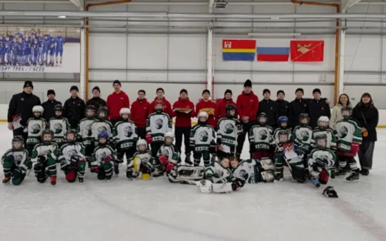 Юные хоккеисты Гусева встретились на льду с военнослужащими