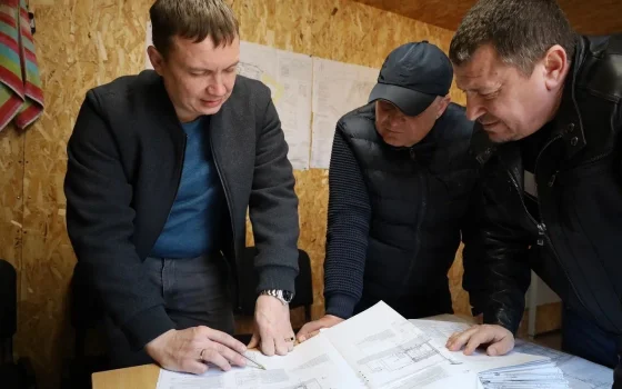 Павел Нефёдов проинспектировал возобновление стройки спортзала в школе № 1