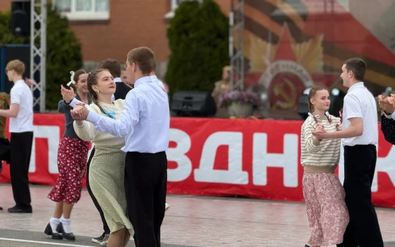 «Вальс Победы» на главной площади объединил десятки энтузиастов